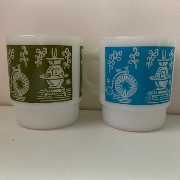 Pair of Fire King stacking milk glass D-handle mugs - Picture 2 of 8